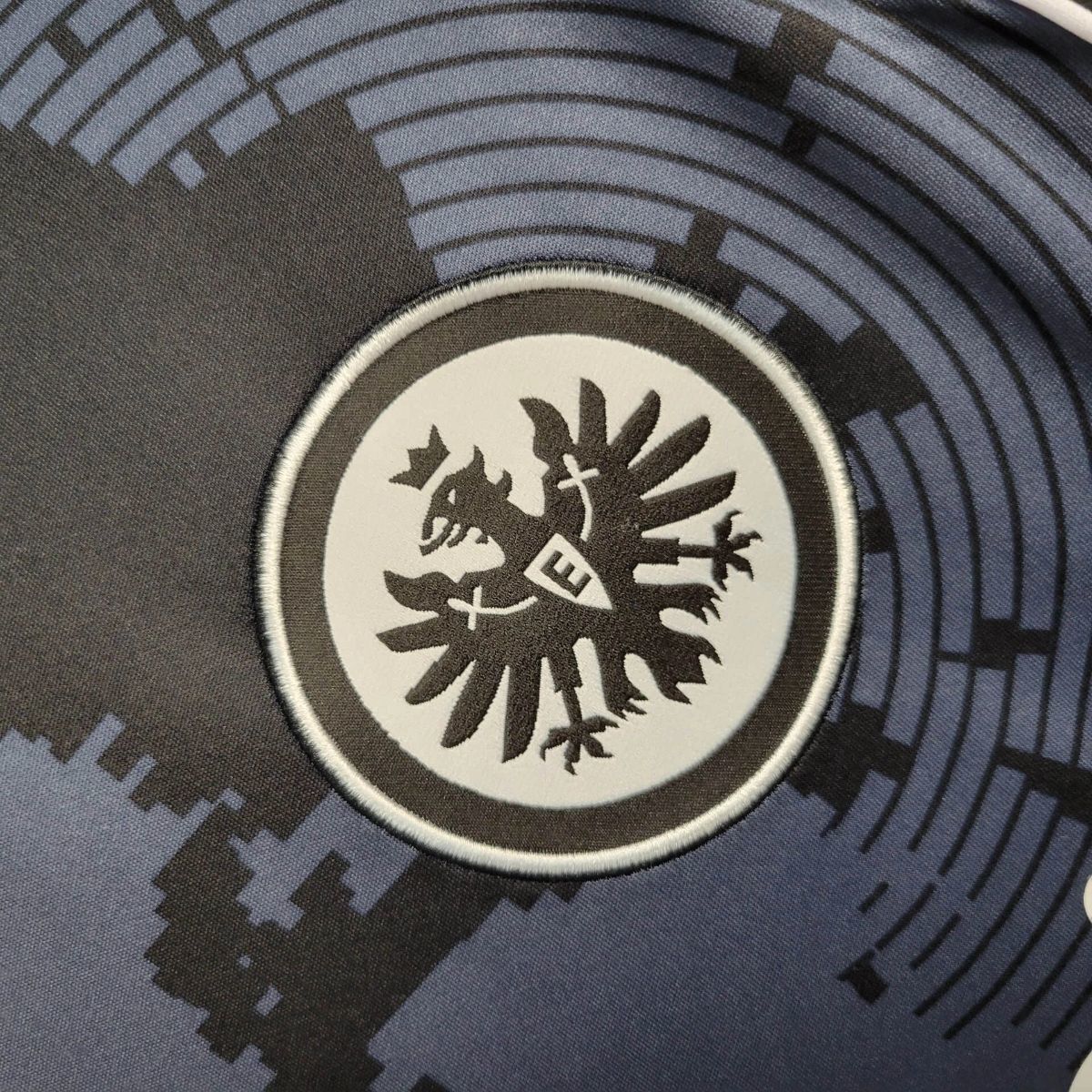 Camisola SG Eintracht Frankfurt 2025-26 Alternativa Preta Versão Adepto