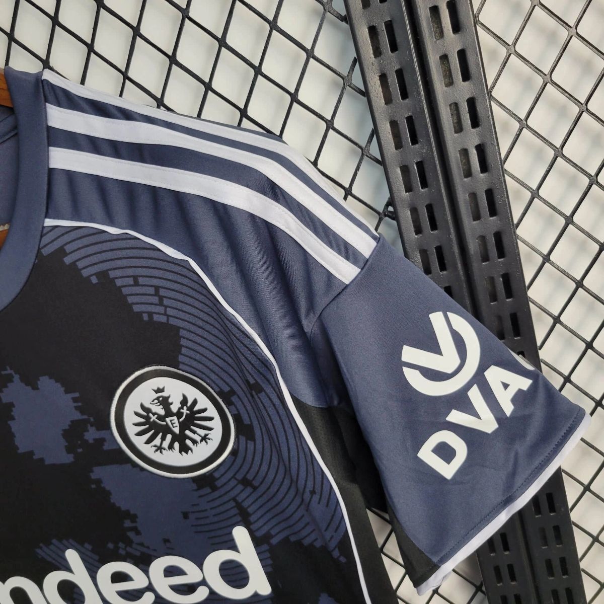Camisola SG Eintracht Frankfurt 2025-26 Alternativa Preta Versão Adepto