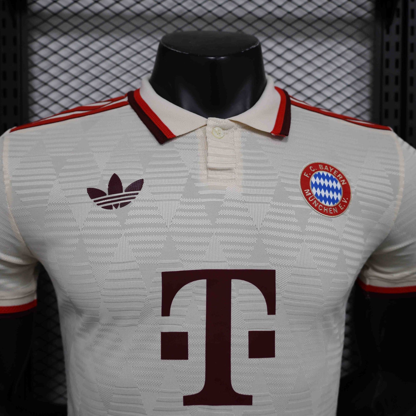 Camisola FC Bayern Munique 2024-25 Alternativa Creme Versão Jogador
