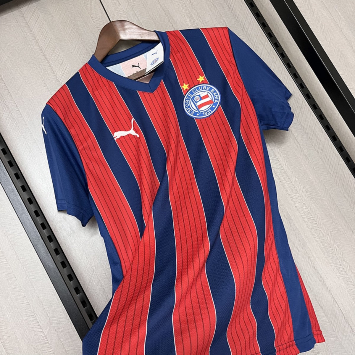 Camisola EC Bahia 2025-26 Alternativa Vermelha/Riscas Lisa Versão Adepto