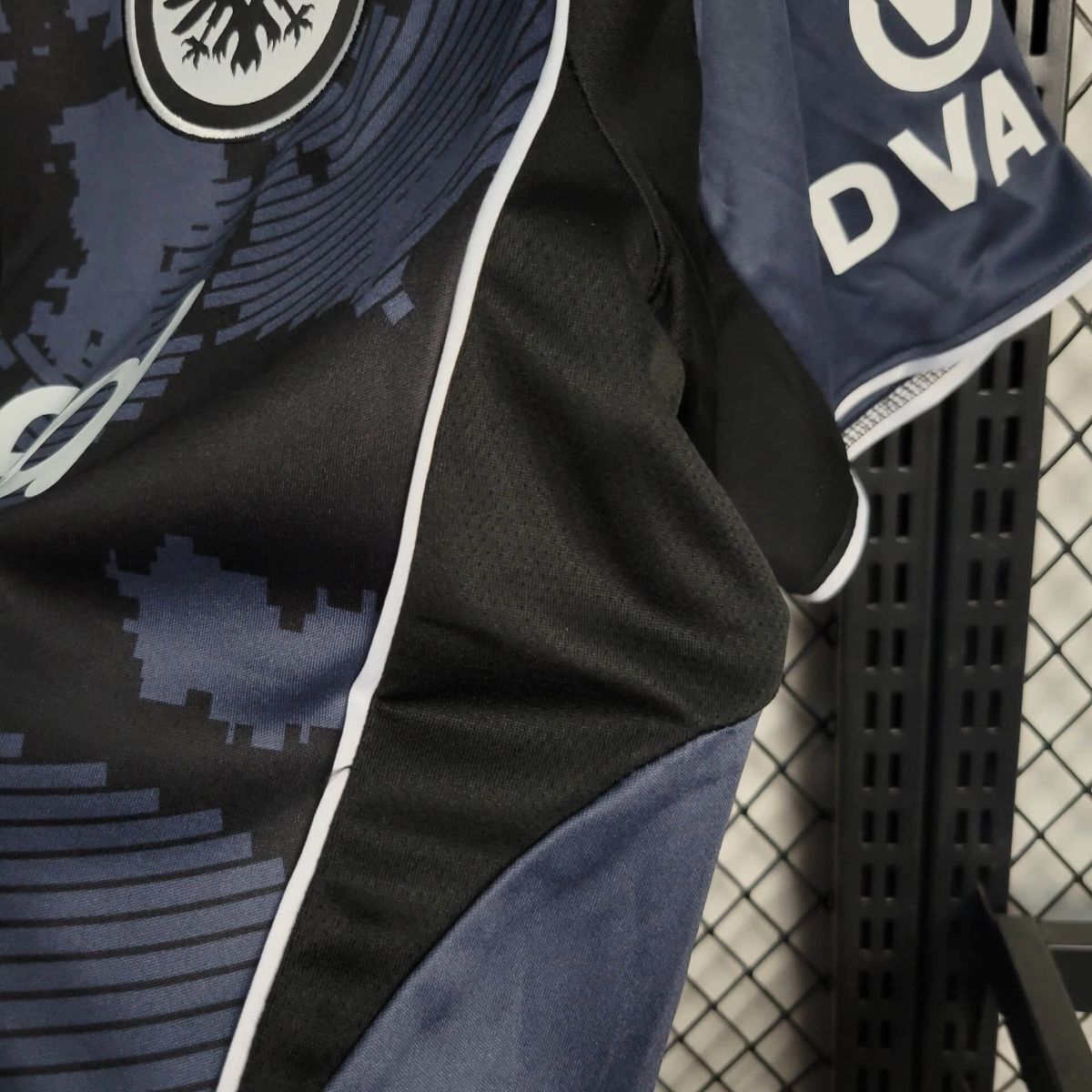 Camisola SG Eintracht Frankfurt 2025-26 Alternativa Preta Versão Adepto