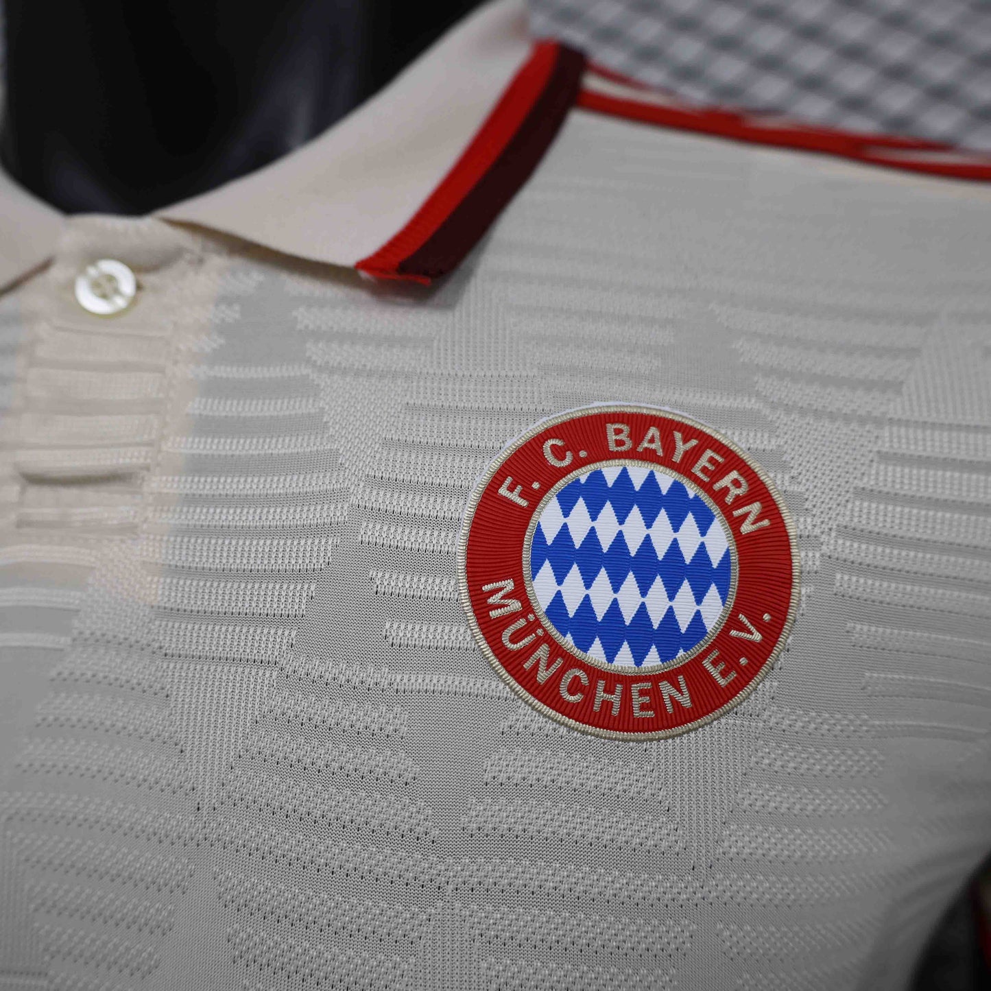 Camisola FC Bayern Munique 2024-25 Alternativa Creme Versão Jogador