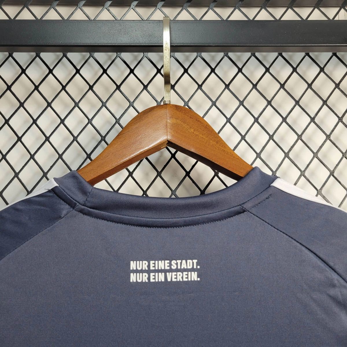 Camisola SG Eintracht Frankfurt 2025-26 Alternativa Preta Versão Adepto