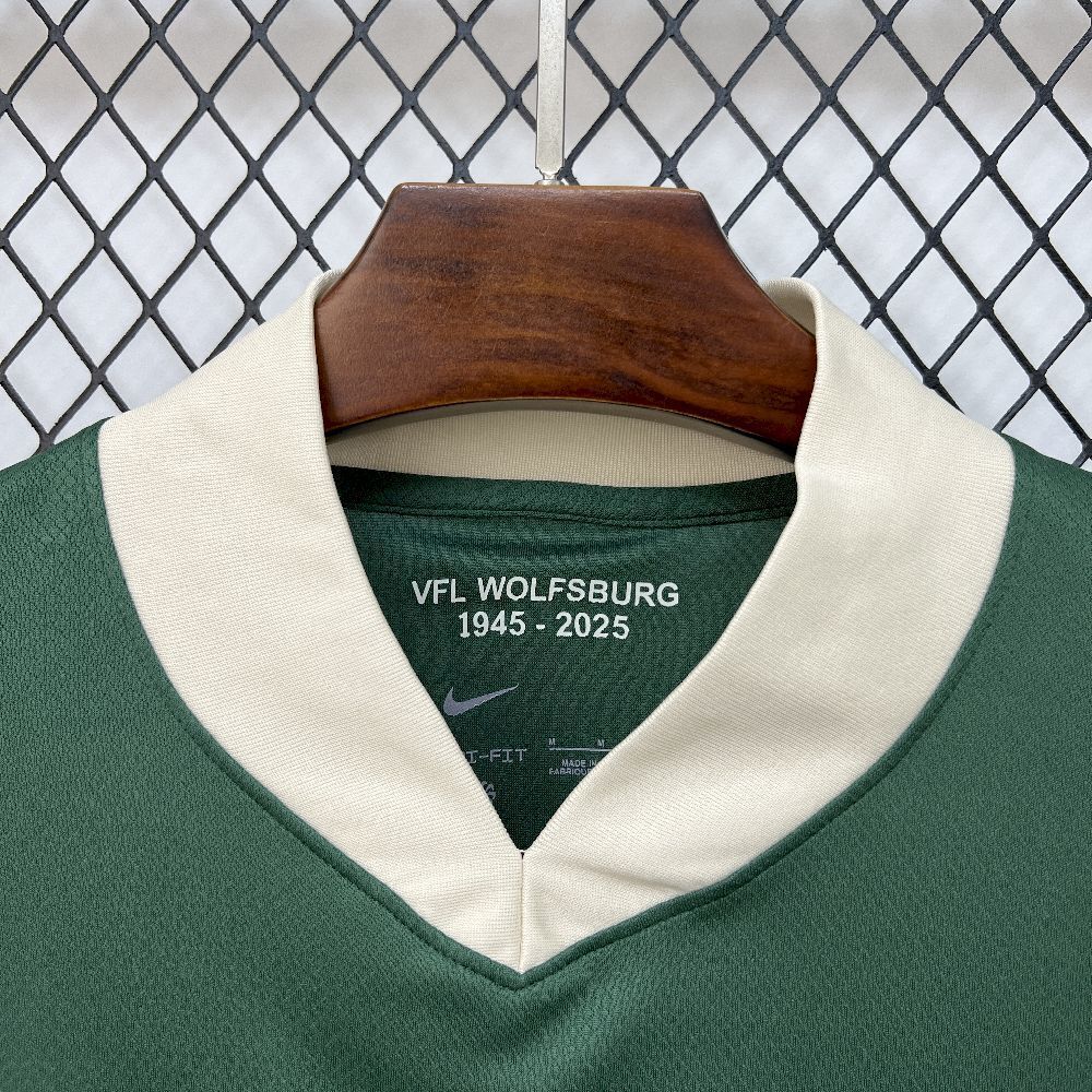Camisola VfL Wolfsburg 2025-26 Edição 80º Aniversário Versão Adepto