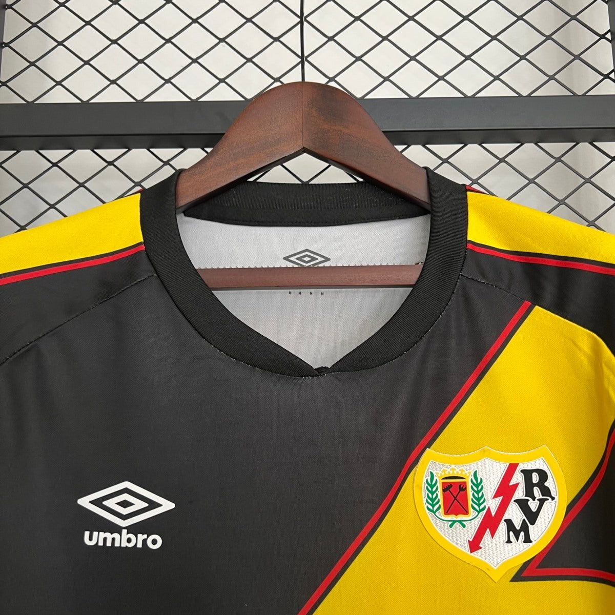 Camisola Rayo Vallecano 2025-26 Alternativa Preta Versão Adepto