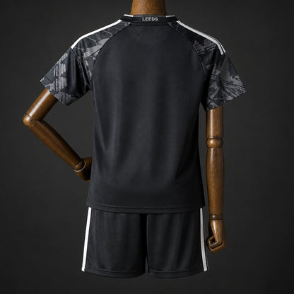 Kit Criança Leeds-U 2026-27 Alternativo Preto