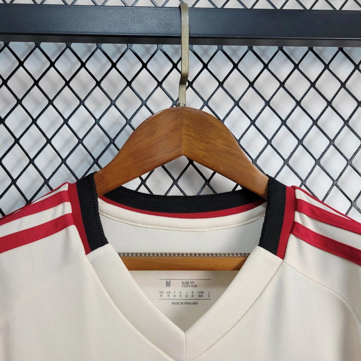 Camisola LIV 2025-26 Alternativa Beje Versão Mulher