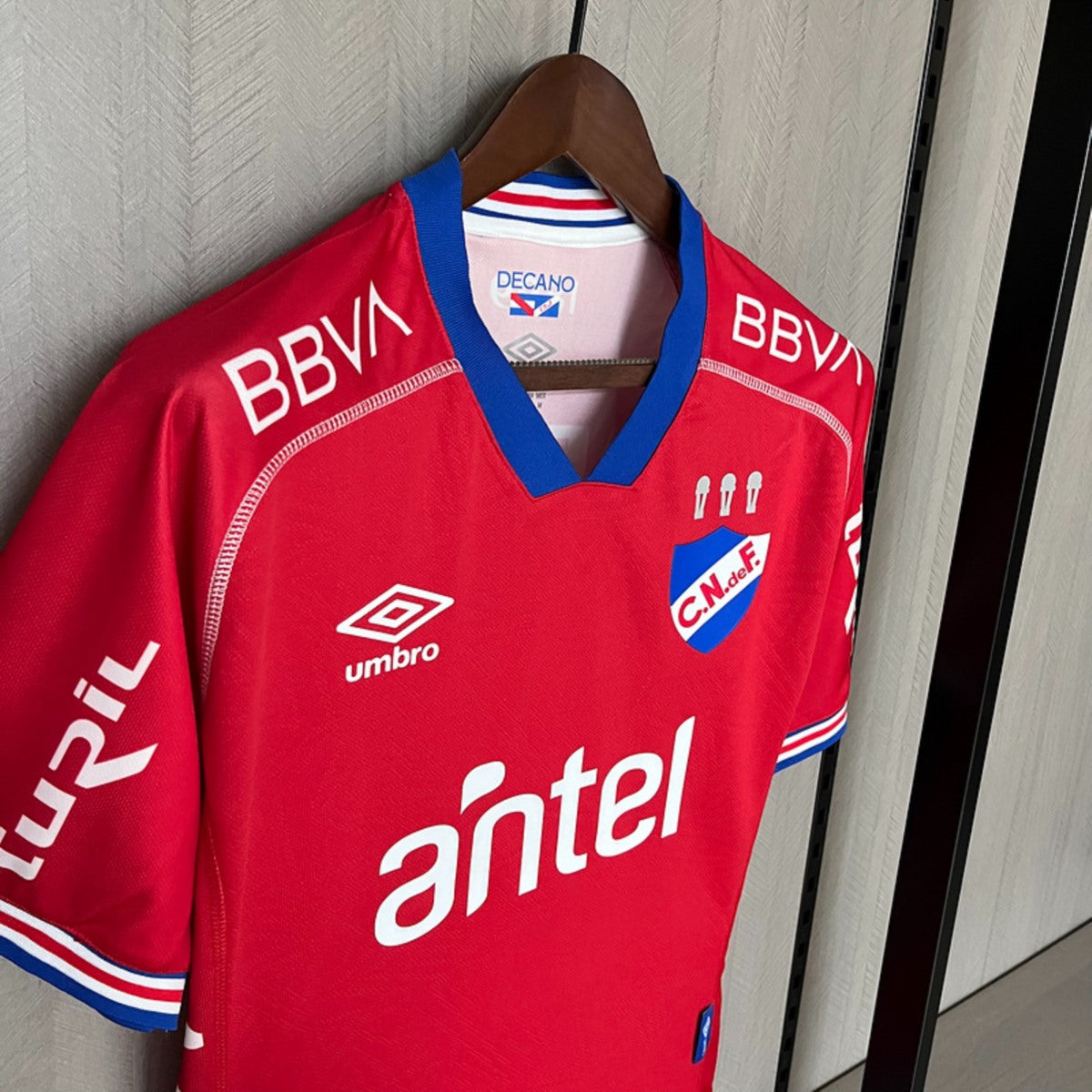 Camisola Club Nacional de Football 2025-26 Alternativa Vermelha Versão Adepto