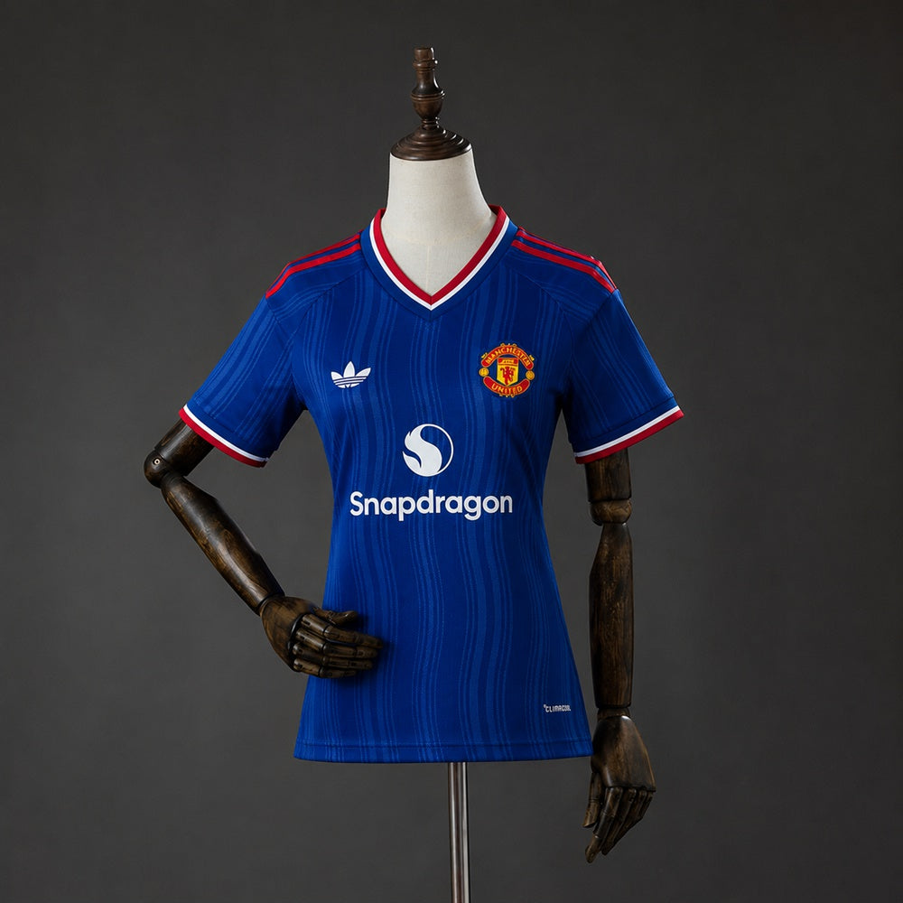 Camisola M-UNITED 2026-27 Alternativa Azul Versão Mulher