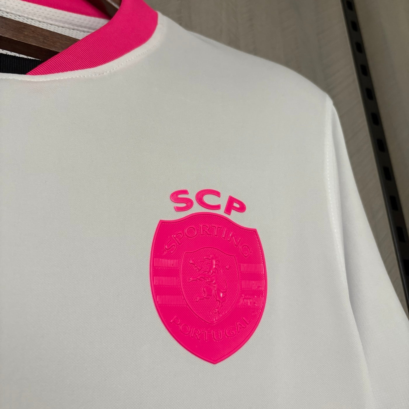 Camisola SCP 2025-26 Edição Pink October Versão Adepto SUÁREZ #97