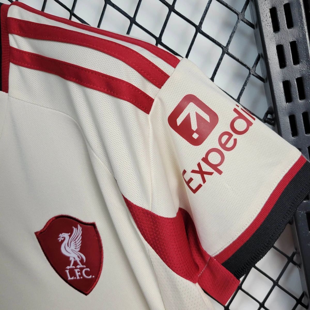 Camisola LIV 2025-26 Alternativa Beje Versão Mulher