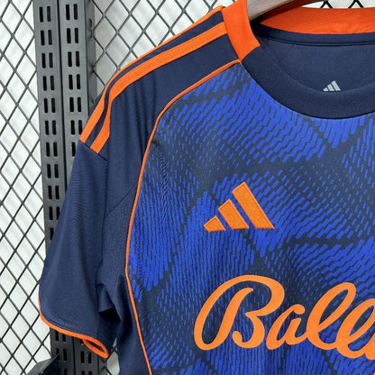 Camisola NOT-FOR 2025-26 Alternativa Azul Versão Adepto